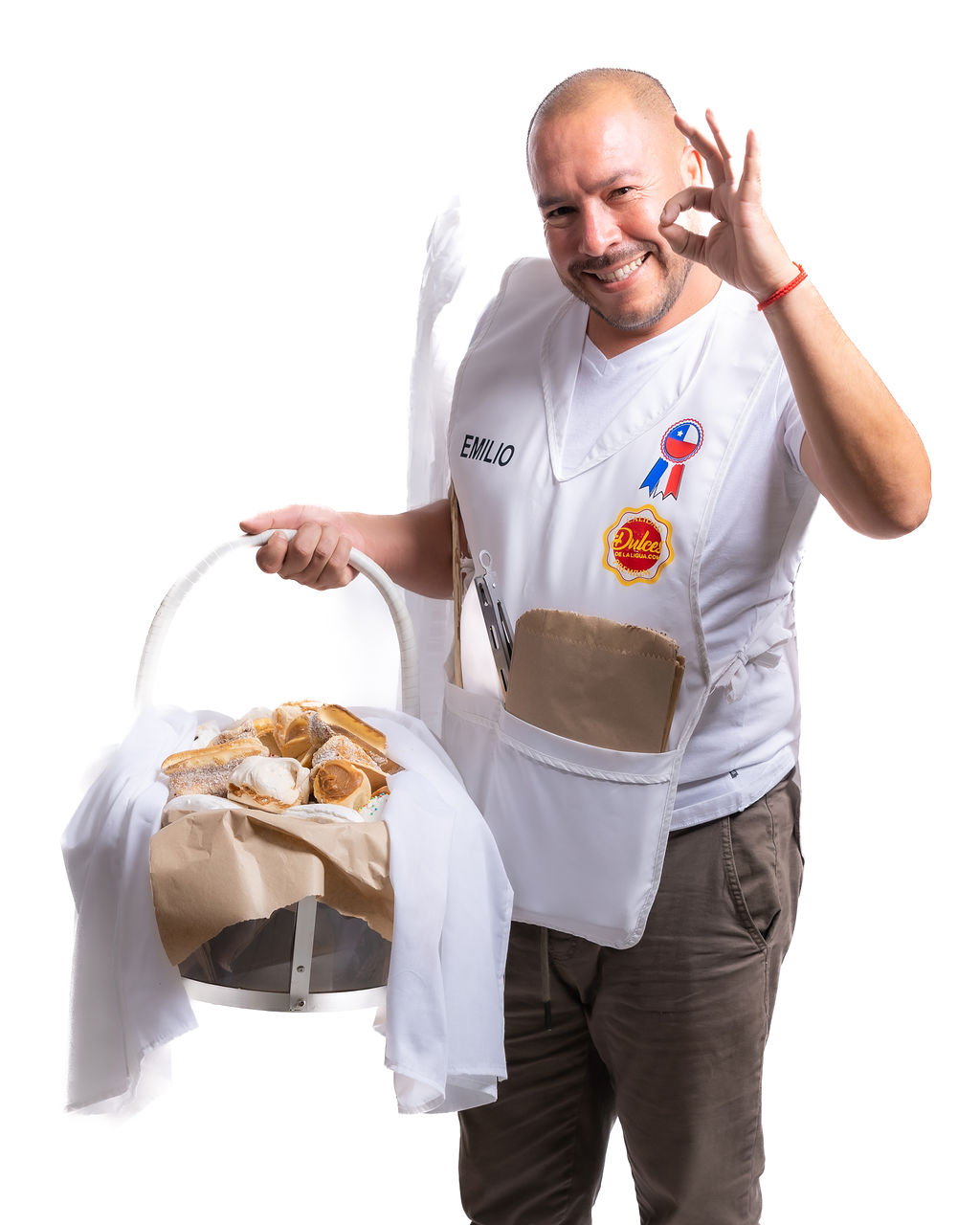 Emilio Vargas, fundador de Dulces de La Ligua, con su canasto de dulces